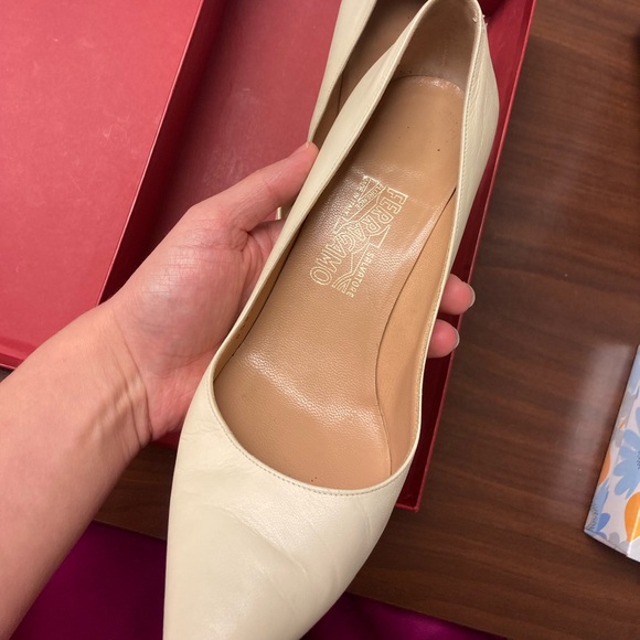 Salvatore Ferragamo Pointed Toe Classic Low Pumps - Picture 4 of 11